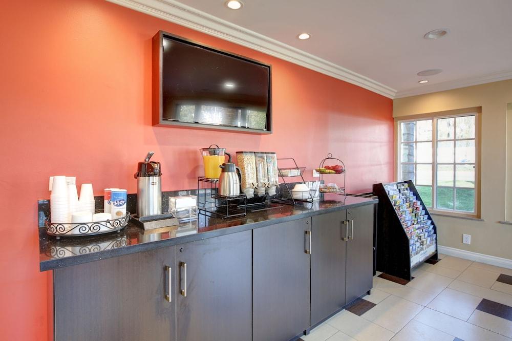 Ontario Inn & Suites Монтклер Екстер'єр фото