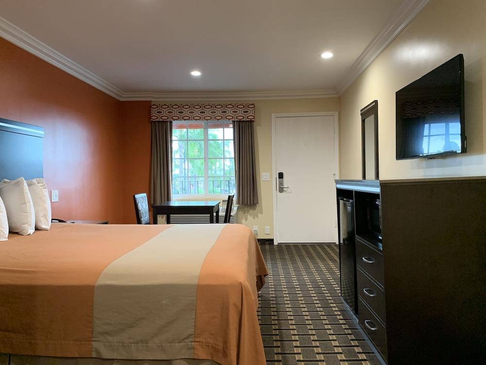 Ontario Inn & Suites Монтклер Екстер'єр фото